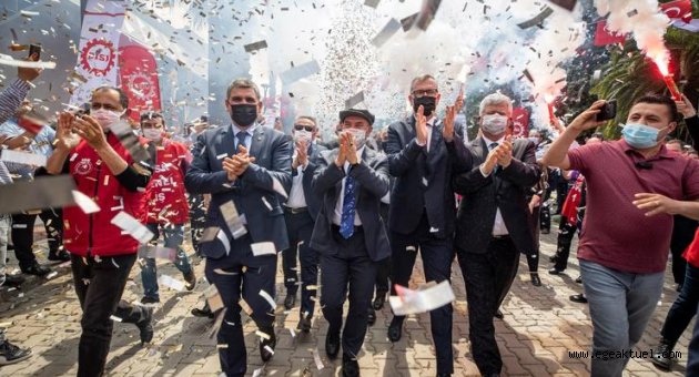 İzmir Büyükşehir Belediyesi çalışanları 1 Mayıs'ı toplu sözleşmeyle kutladı