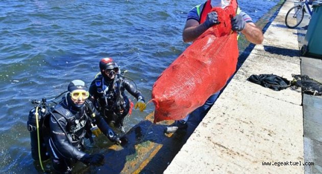 İzmir Büyükşehir Belediyesi dalgıçları Körfez’de dip temizliği yaptı