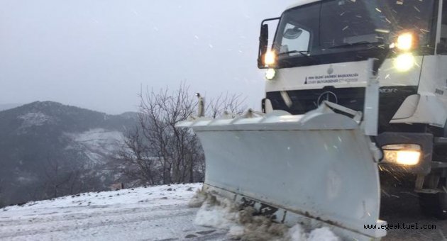 İzmir Büyükşehir Belediyesi ekipleri, kapanan 80 yolu açtı