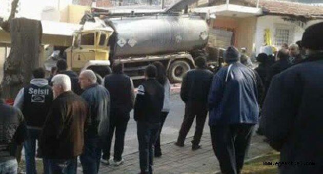 İzmir’de belediye aracı cami duvarına girdi