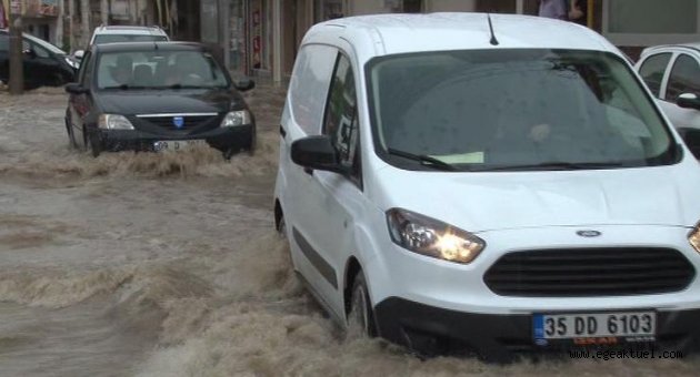 İzmir’de ev ve iş yerlerini su bastı