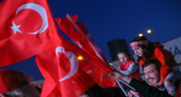 İzmir’de 'evet' kutlaması