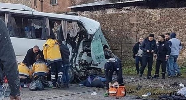 İzmir’de işçi servisi ile kamyon çarpıştı: 4 ölü, 8 yaralı
