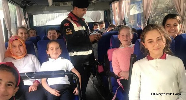 İzmir’de jandarmadan öğrenci servisi denetimi