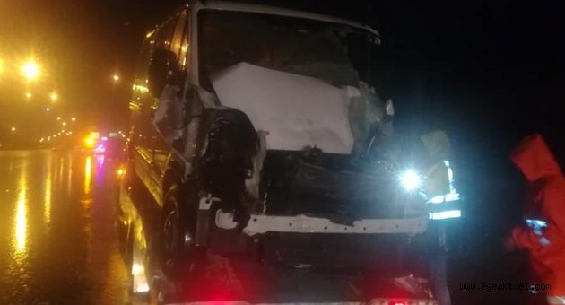 İzmir’de minibüs tıra arkadan çarptı: 1 yaralı
