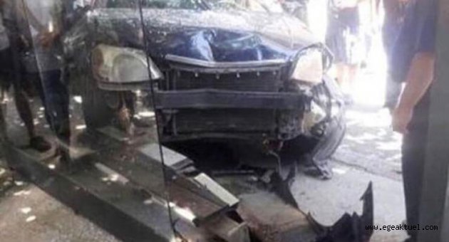 İzmir’de otomobil, otobüs durağına daldı: 2 yaralı