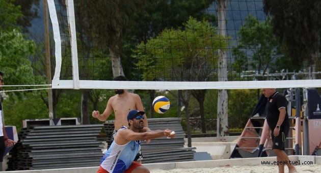 İzmir’de plaj voleybolu zamanı