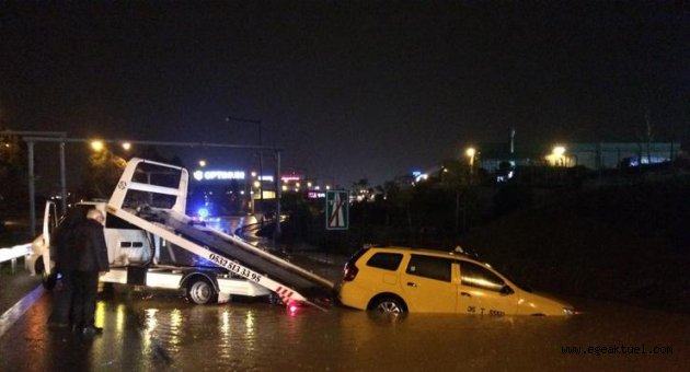 İzmir’de sağanak yağış hayatı olumsuz etkiledi