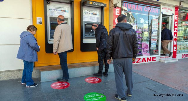 İzmir’de sosyal mesafe için zemin çıkartmaları devrede