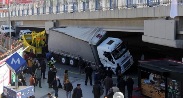 İzmir’de yasaklı yola giren tır, köprüye takıldı
