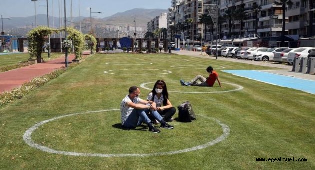 İzmir’de yeşil alanda çemberli sosyal mesafe dönemi