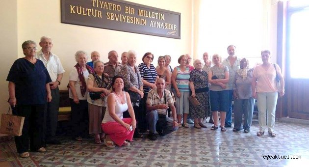 “İzmir Devlet Tiyatrosu Zübeyde  Hanım Huzurevi’ni “MİSAFİR” Etti.