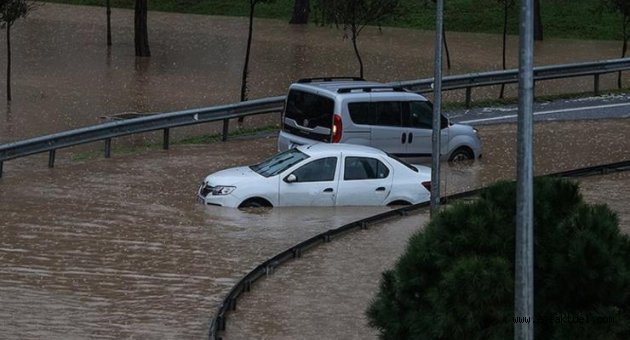 İzmir’i sel vurdu: 1 kişi hayatını kaybetti