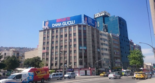 İzmir’in caddelerinde AK rüzgar