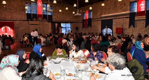 İzmir’in kadın muhtarları İzmir Büyükşehir Belediyesi ev sahipliğinde bir araya geldi