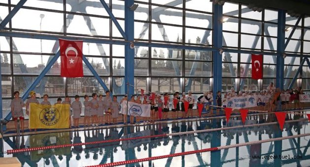 İzmir’in minik yüzücüleri Buca’da buluştu