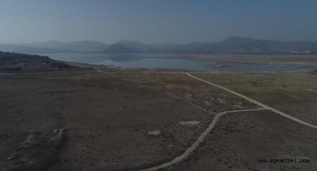 İzmir’in o barajında sular çekildi, bir köy ortaya çıktı