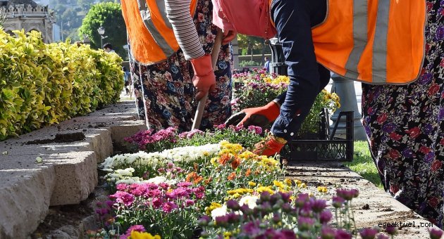 İzmir’in parklarına “kadın eli” değdi