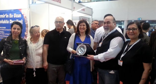İzmir İzmir Dergisi’nden Tüyap’a şükran plaketi.