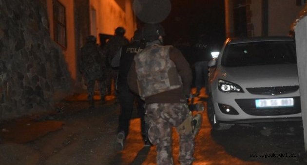 İzmir merkezli FETÖ operasyonunda 16 gözaltı