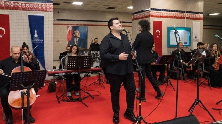 İzmir Metrosu’nu Cumhuriyet coşkusu sardı