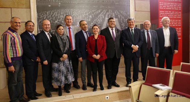 İzmir Milletvekilleri “İzmir Marşı”yla sahaya iniyor