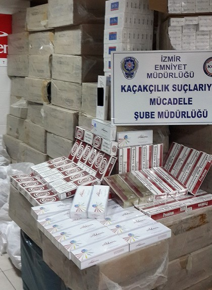 İzmir Polisi Bir Milyonluk Kaçak Sigara Ele Geçirdi