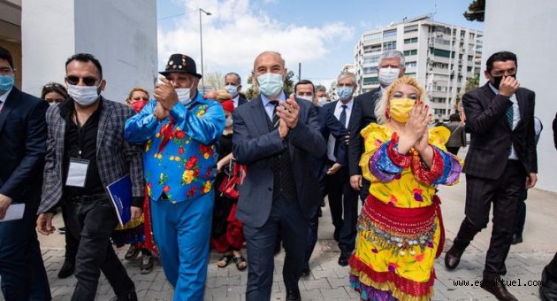 İzmir sanatçılarıyla el ele