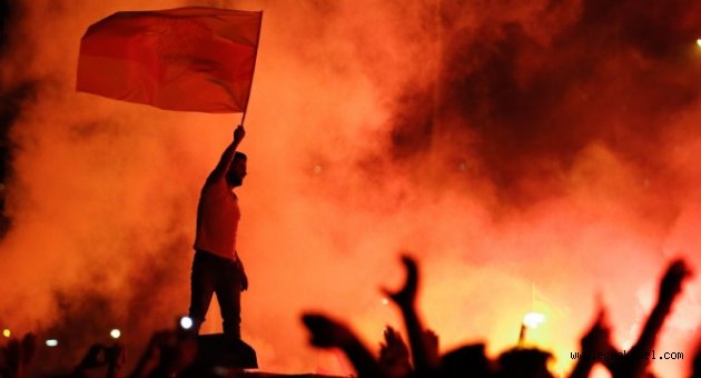 İzmir uyumadı: Yer sarı, gök kırmızı