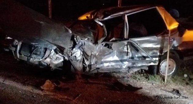 İzmir'de 2 otomobil çarpıştı: 2 ölü, 1 ağır yaralı
