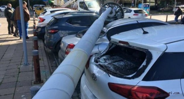 İzmir'de 25 metrelik direk devrildi!
