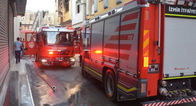 İzmir'de 3 katlı mobilya atölyesinde yangın