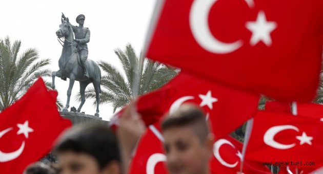 İzmir'de 97. yıl coşkusu