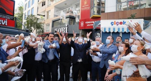 İzmir'de Barış Günü etkinliği! Gökyüzünde güvercinler uçtu