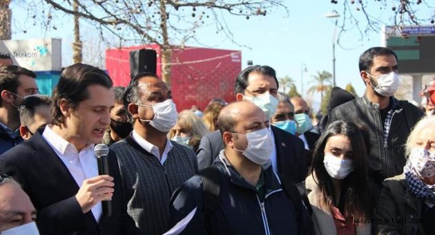 İzmir'de CHP'den müzisyen ve sahne sanatçılarının sorunlarına yönelik basın açıklaması