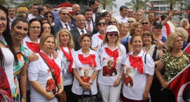 İzmir'de CHP'lilerden 'İzmir Marşı' ile kutlama