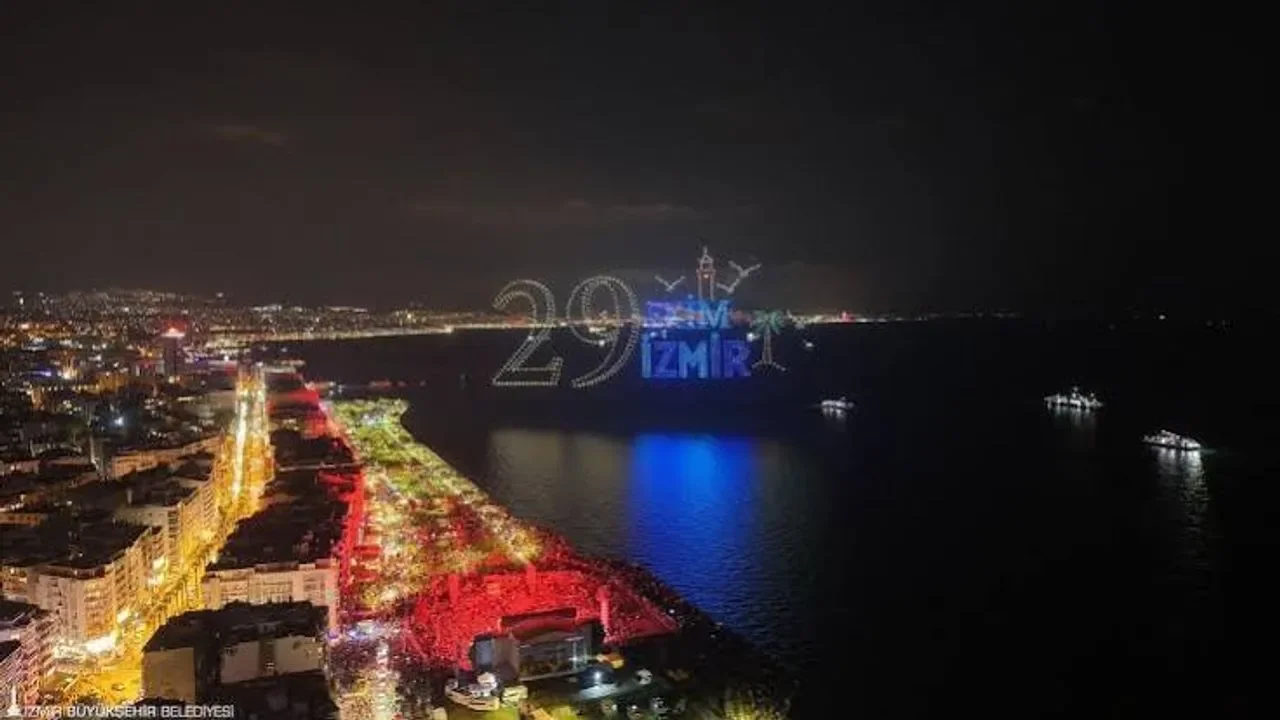 İzmir'de Cumhuriyet Bayramı coşkusu: Bin dronla gökyüzü aydınlandı