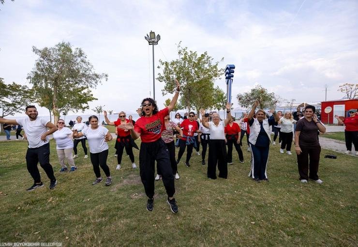 İzmir’de Cumhuriyet coşkusu engelleri aştı