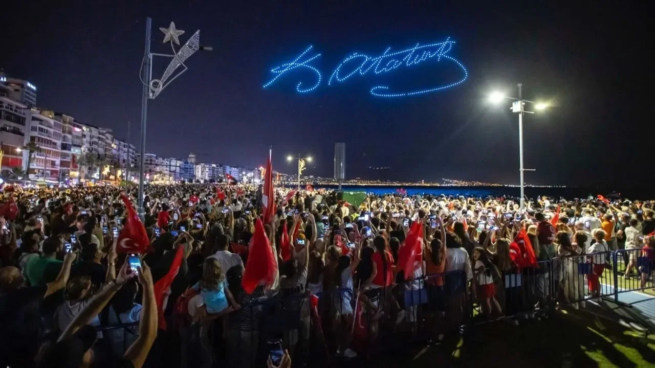 İzmir'de Cumhuriyet şöleni! Gökyüzü kırmızıya bürünecek