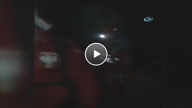 İzmir'de Dağda Kaybolarak Uçurumda Mahsur Kalan Aile Kurtarıldı