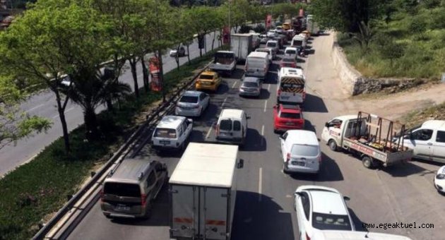 İzmir'de denetimde uzun araç kuyruğu oluştu