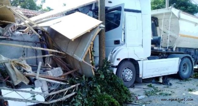 İzmir'de feci kaza: Midibüs üst geçide, kamyon kahveye!