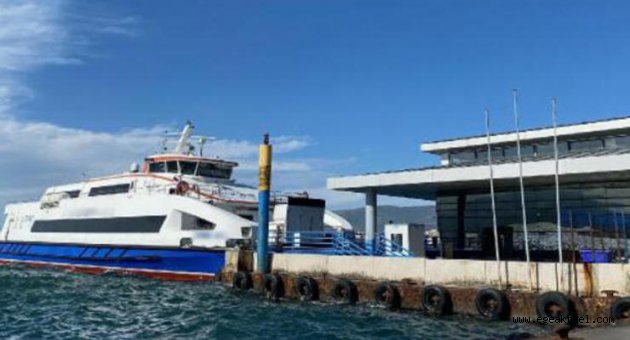 İzmir'de fırtına etkili oluyor, vapur seferleri iptal edildi