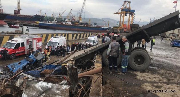 İzmir'de hurda yüklü tır yoldan çıktı: 1 ölü