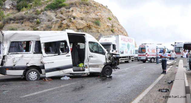 İzmir'de İşçileri Taşıyan Minibüs Devrildi: 10 Yaralı