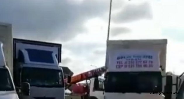 İzmir'de kamyon ve TIR sürücüleri otoyolu kapattı