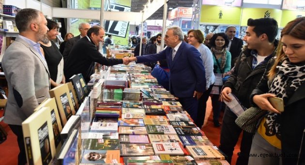 İzmir'de kitap günleri başladı Kocaoğlu'da ziyaret etti.