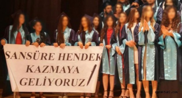 İzmir'de Mezuniyet Töreninde Pankart Açılması