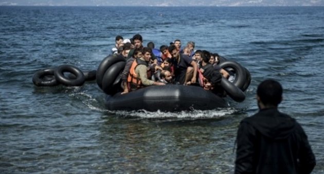 İzmir'de mülteciler göçmen taciri oldu
