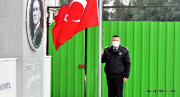 İzmir'de okul bahçesinde bayrak töreni